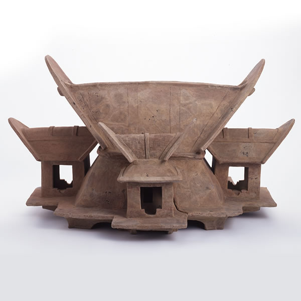写真：A house-shaped haniwa mounted with miniature houses, and a boat-shaped haniwa from the Saitobaru Burial Mounds