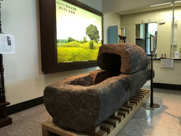 写真：A sarcophagus excavated from the No. 15 Ishifunezuka mound, among the Mochida burial mounds 